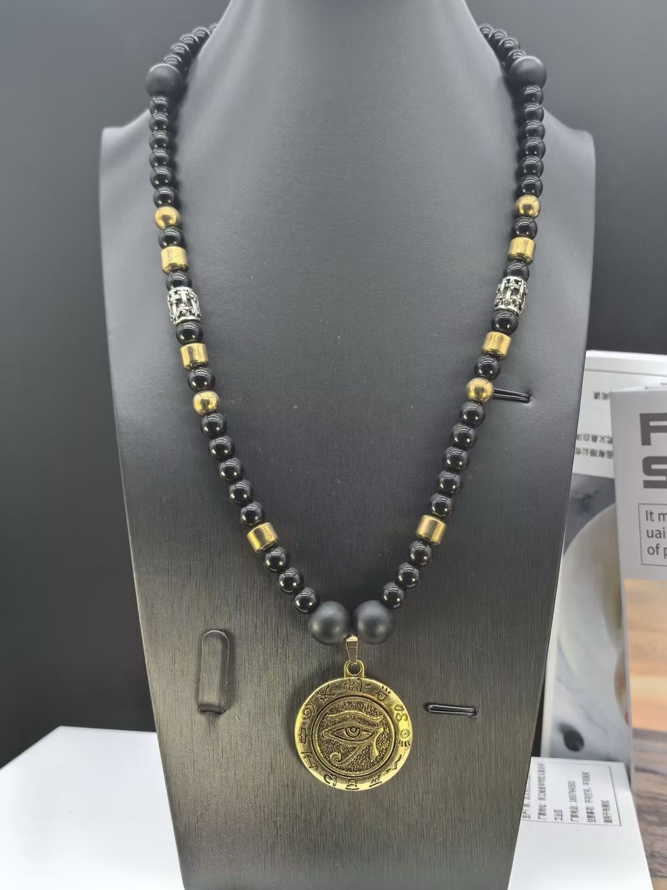 Garnet eye of Horus beaded necklace (gold)